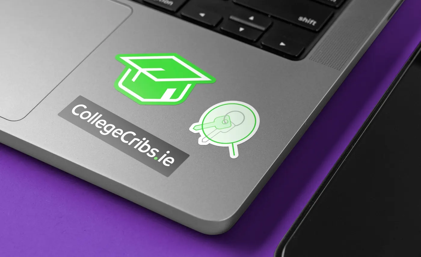 Naklejki College Cribs na laptopie